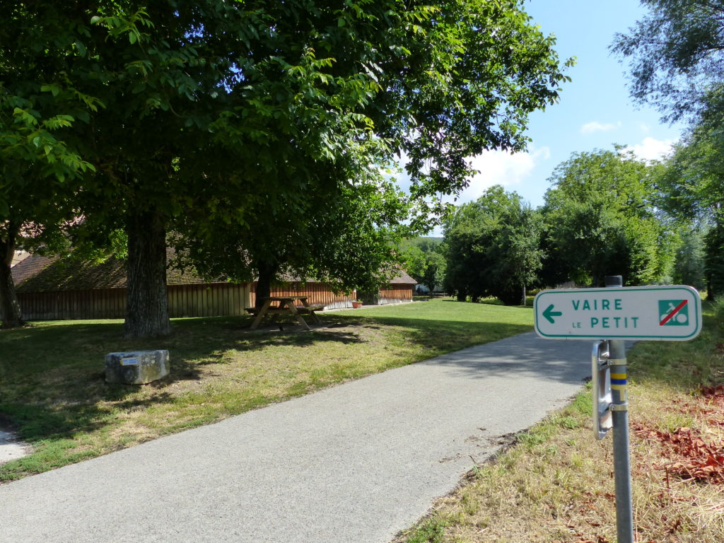 L'Eurovélo 6 à rpoximité de la tuilerie du XVII  à Vaire